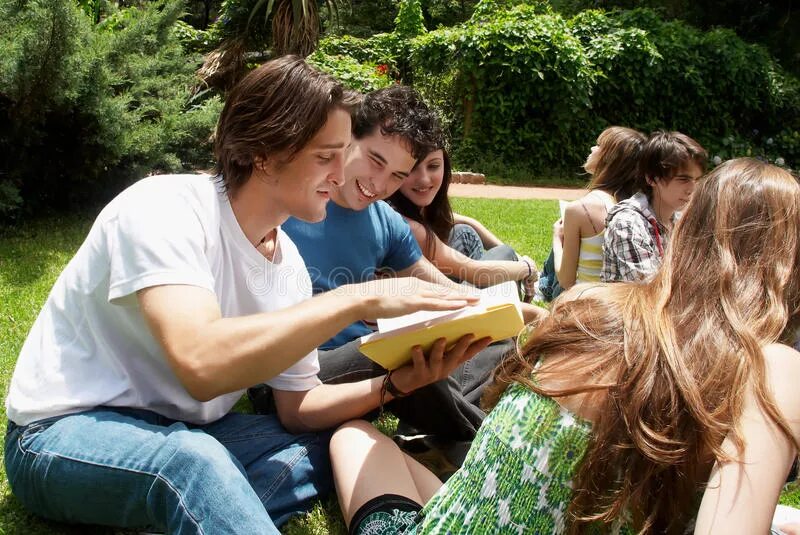 Student park. Студенты в парке. Группа студентов в парке. Три студента в парке. Первокурсник в сквере.