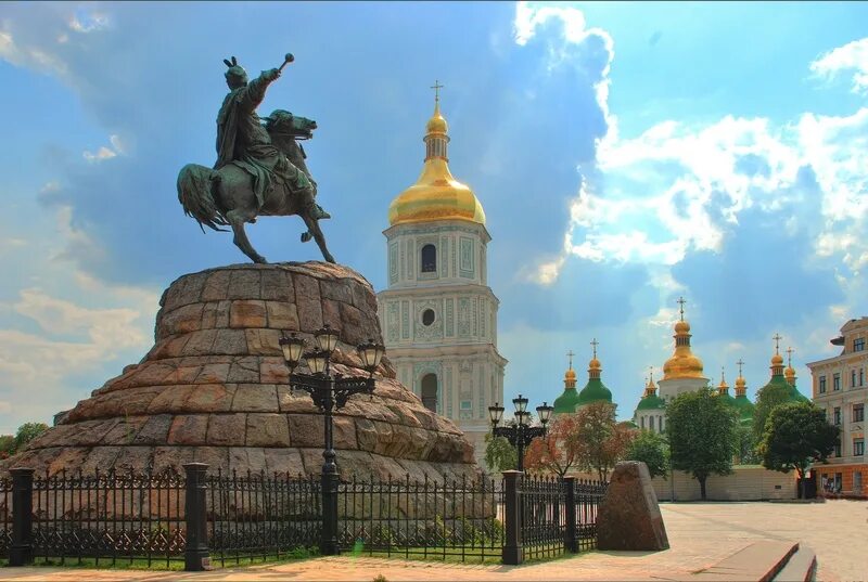 Кие есть. Киев русский город. софийская площадь киев. киев мать городов русских. софиевская площадь киев памятник.