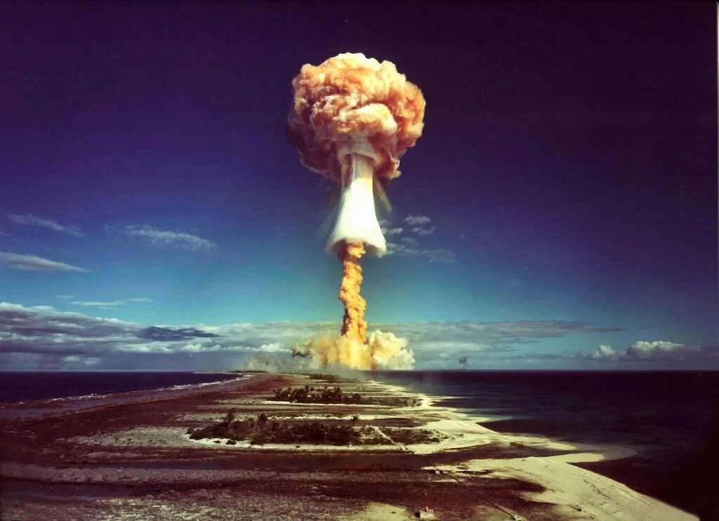 Атомные испытания. Ядерный взрыв Атолл бикини. Атолл Муруроа ядерные испытания. W78 ядерное оружие.