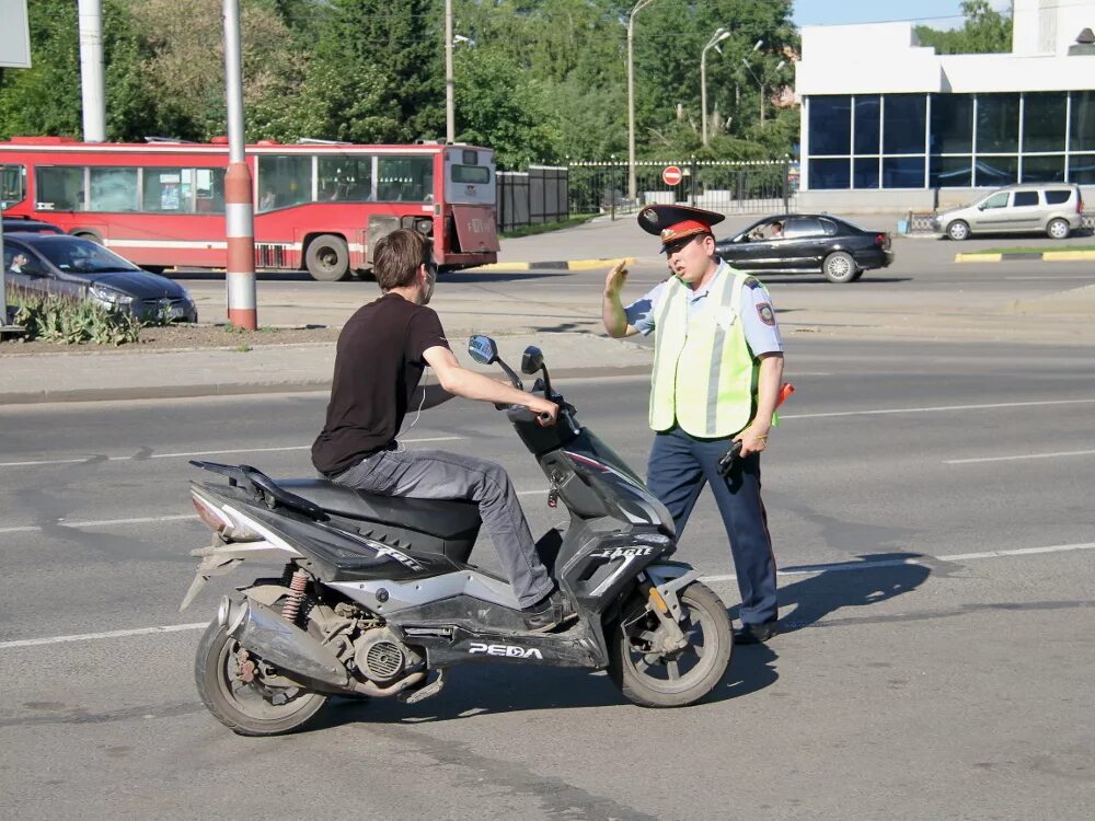 Штраф за езду на мотоцикле без категории. Школьник на мопеде. Подросток на мопеде. Скутер на дороге. Мопед без прав.