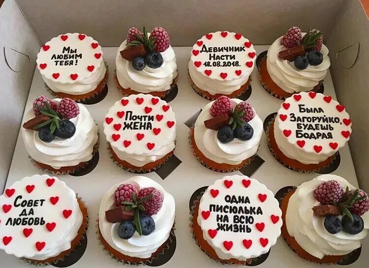 Муссовый тортик на день рождения девочке. Надпись на детском торте. Торт на годик с надписью. Украшение торта на полгода ребенку. Тортик для мамы на день рождения красивый.