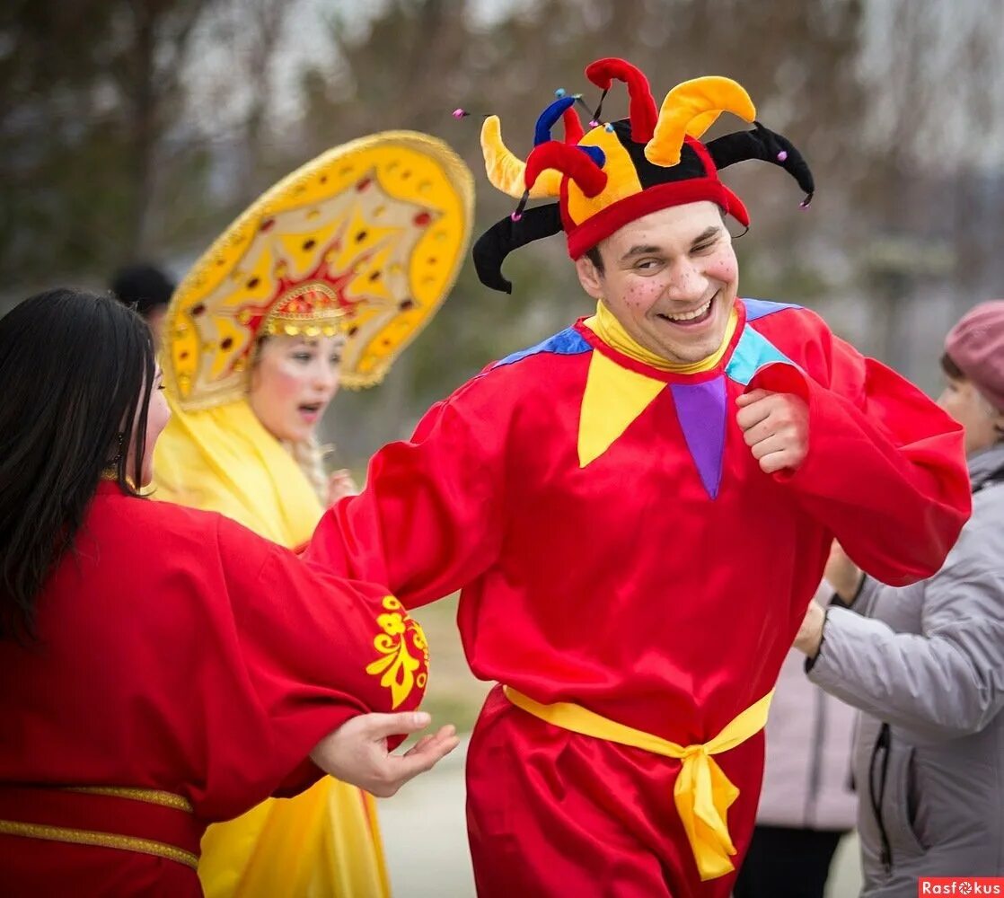 Артисты скоморохи. Уральский скоморох. Петрушка скоморох. Скоморошина - анатолий жуков. Костюм скоморох.