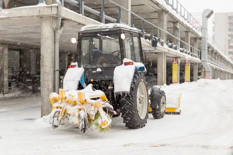 Игра трактора чистят снег. Трактор с щеткой чистит снег. Super Snow Clear трактор. Вытянутый трактор для очистки улиц. Чизетка трактором чистка снега.
