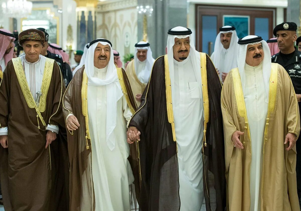 Жители саудовской аравии. Саудовская Аравия одежда. Саудовская Аравия Национальная одежда. Саудовская Аравия Национальная одежда мужчин. Национальный костюм Саудовской Аравии мужской.