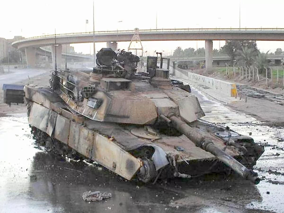 Танк m1 абрамс ирак. М1а1 абрамс уничтоженный. Абрамс м1а2 ирак. Первый подбитый абрамс. Танк абрамс м1а2 подбит.