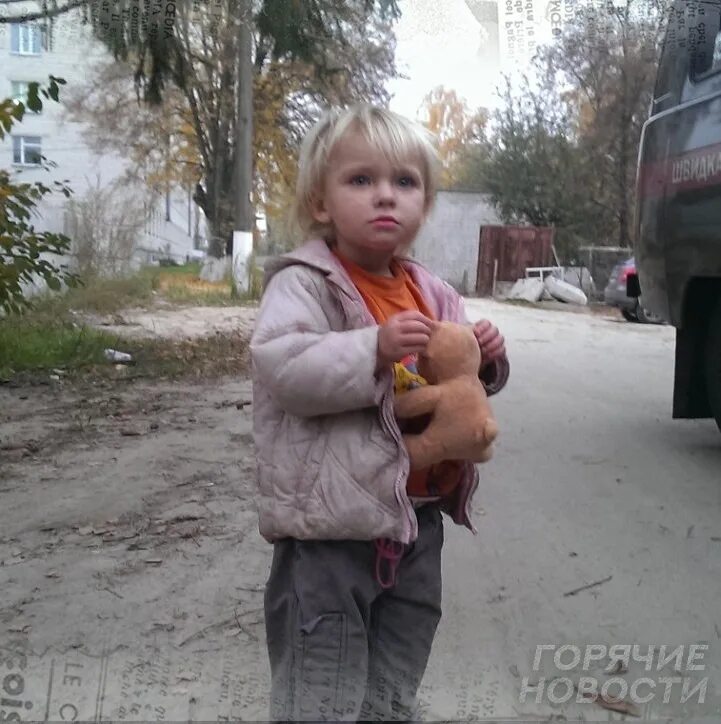 Маленький бомж. Брошенные маленькие девочки. Маленькие бездомные девочки. Маленькие дети на улице.