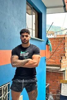 Quero que alguém se ajoelhe na minha frente e chupe meu pau bem fundo 😈 🍆...