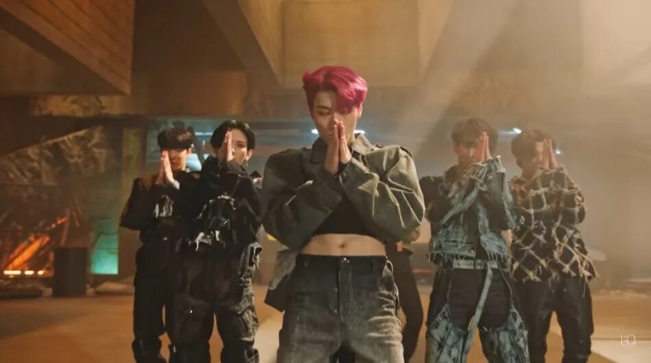 Ateez crescent part 2. Ateez fireworks. сан ateez fireworks. ёсан ateez. yunho ateez fireworks.