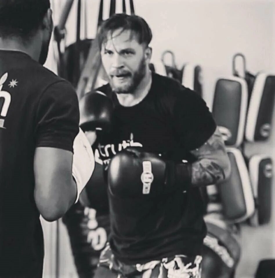 Том харди про бокс. Том Харди. Tom Hardy MMA. Том Харди боевые искусства. Том Харди боксер.