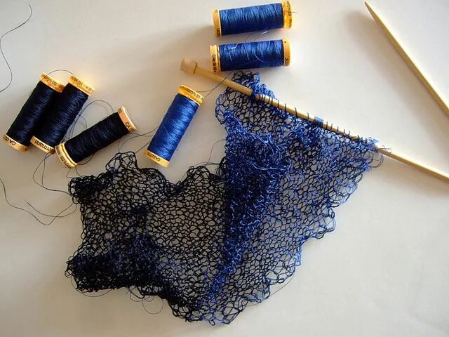 Что можно сделать из швейных ниток старых All stitched up Spool crafts, Sewing rooms, Sewing room