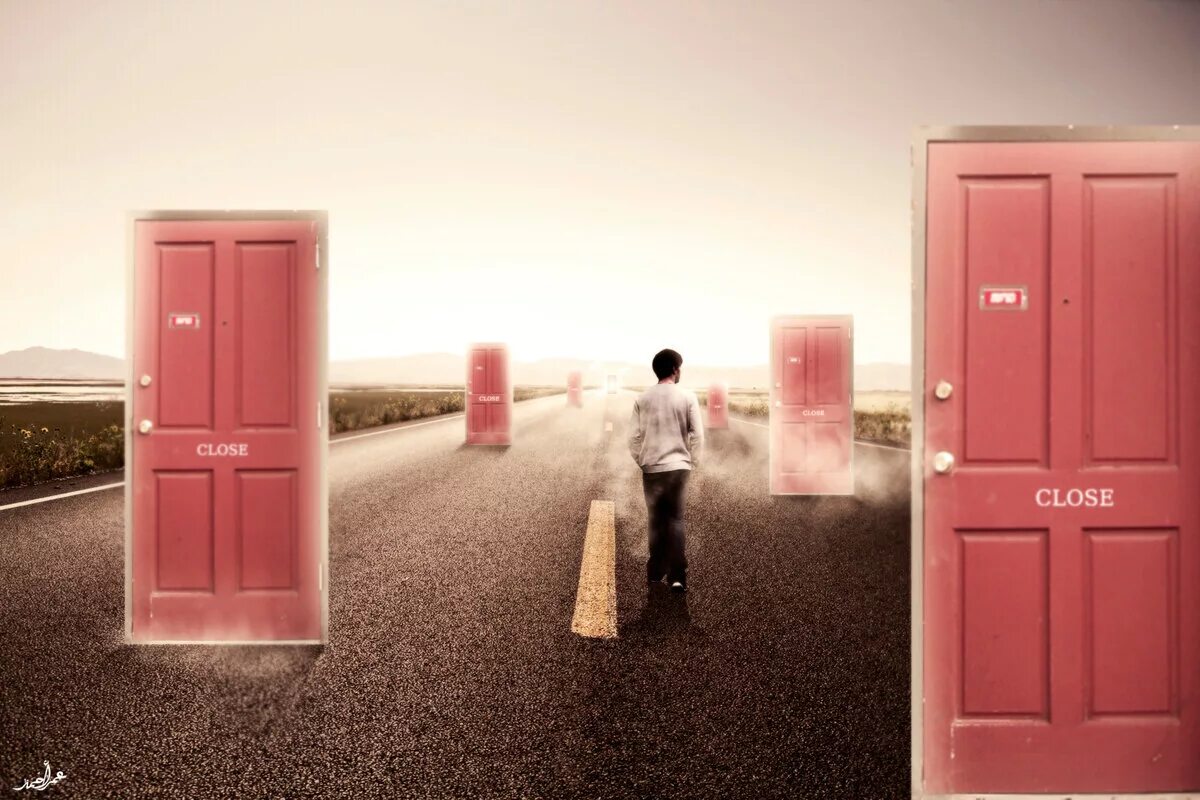 Дверь в поле. Приоткрыть дверь. Открывает дверь. Рука на двери. Дверь в новую жизнь.