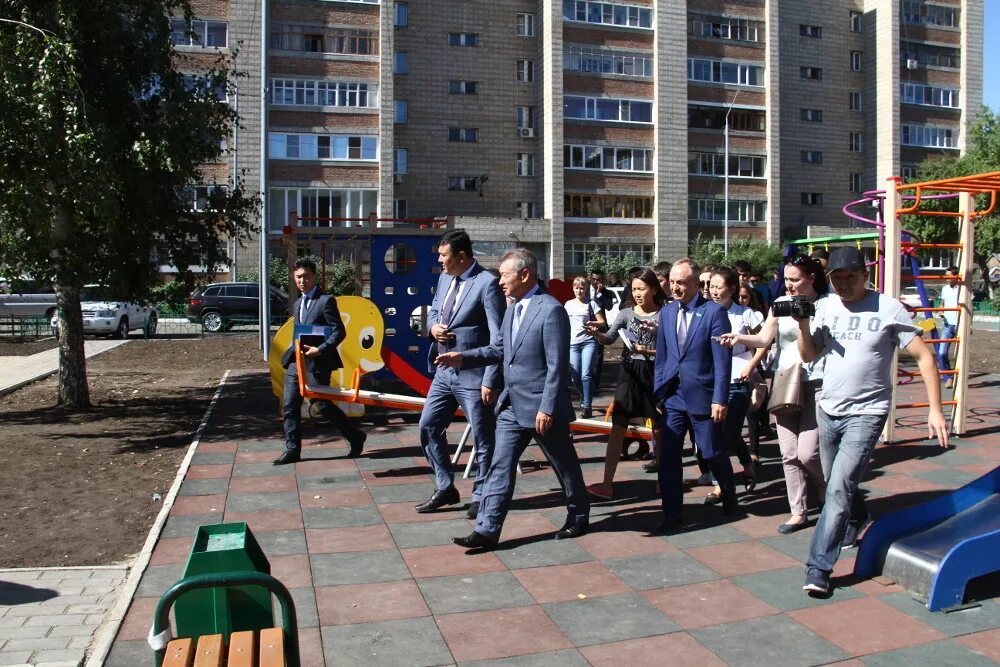 Новости усть каменогорска 1. Жители Усть Каменогорска. Акимы города Усть-Каменогорск. Программа мой двор Усть-Каменогорск. Усть-Каменогорск дворы фото.