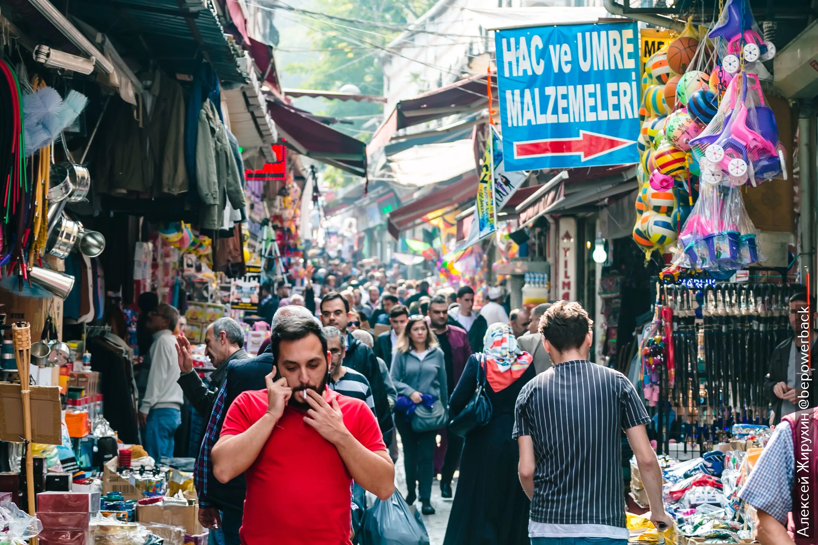Турчанки в Стамбуле. Район Фатих в Стамбуле. Стамбул люди. Текстильный район в Стамбуле. Один день в стамбуле дата выхода 2024
