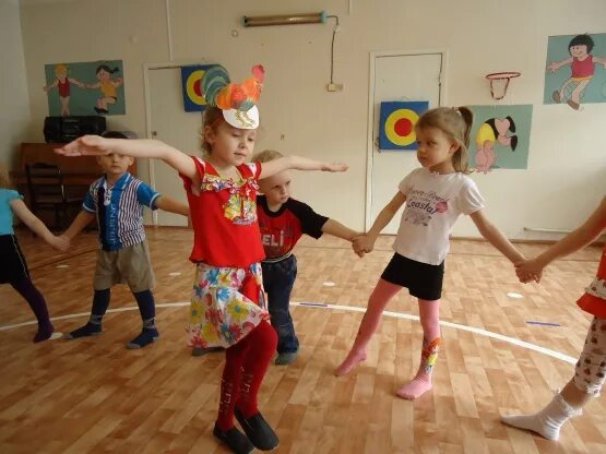 Физкультурные занятия в детском саду. Танцы в детском саду. Физкультурные занятия в ДОУ. Танцевальные движения в ДОУ. Музыкально творческая игра