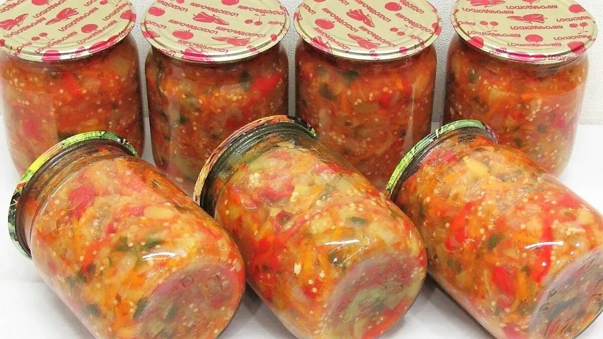 Вкусный салат на зиму перец баклажаны. Овощная закуска на зиму. Овощные закуски на зиму. Соте из овощей на зиму. Баклажанная закуска на зиму.