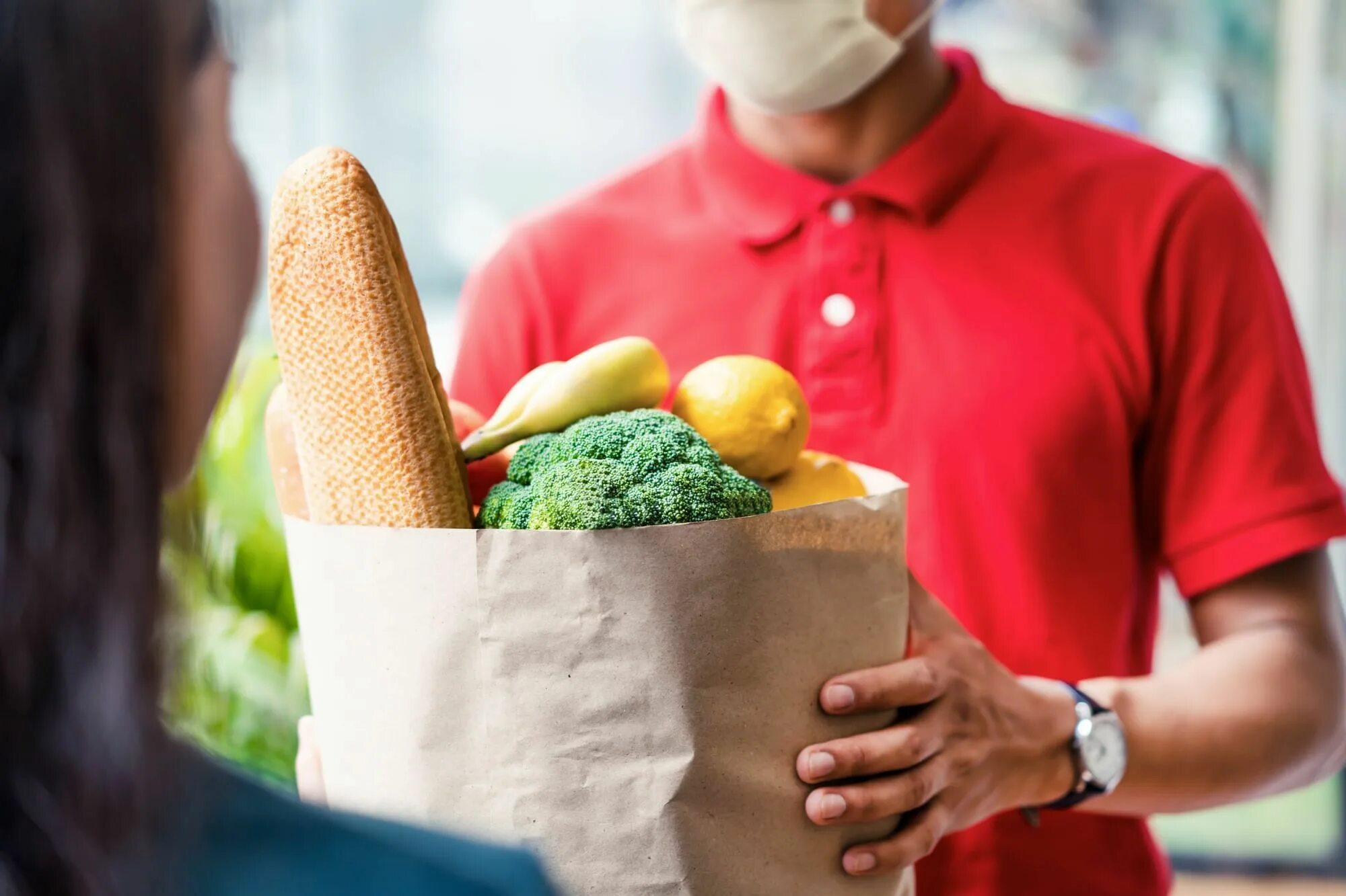 Как сделать доставку продуктов. Доставщик продуктов. доставщик еды. курьер с продуктами. доставка продуктов питания.