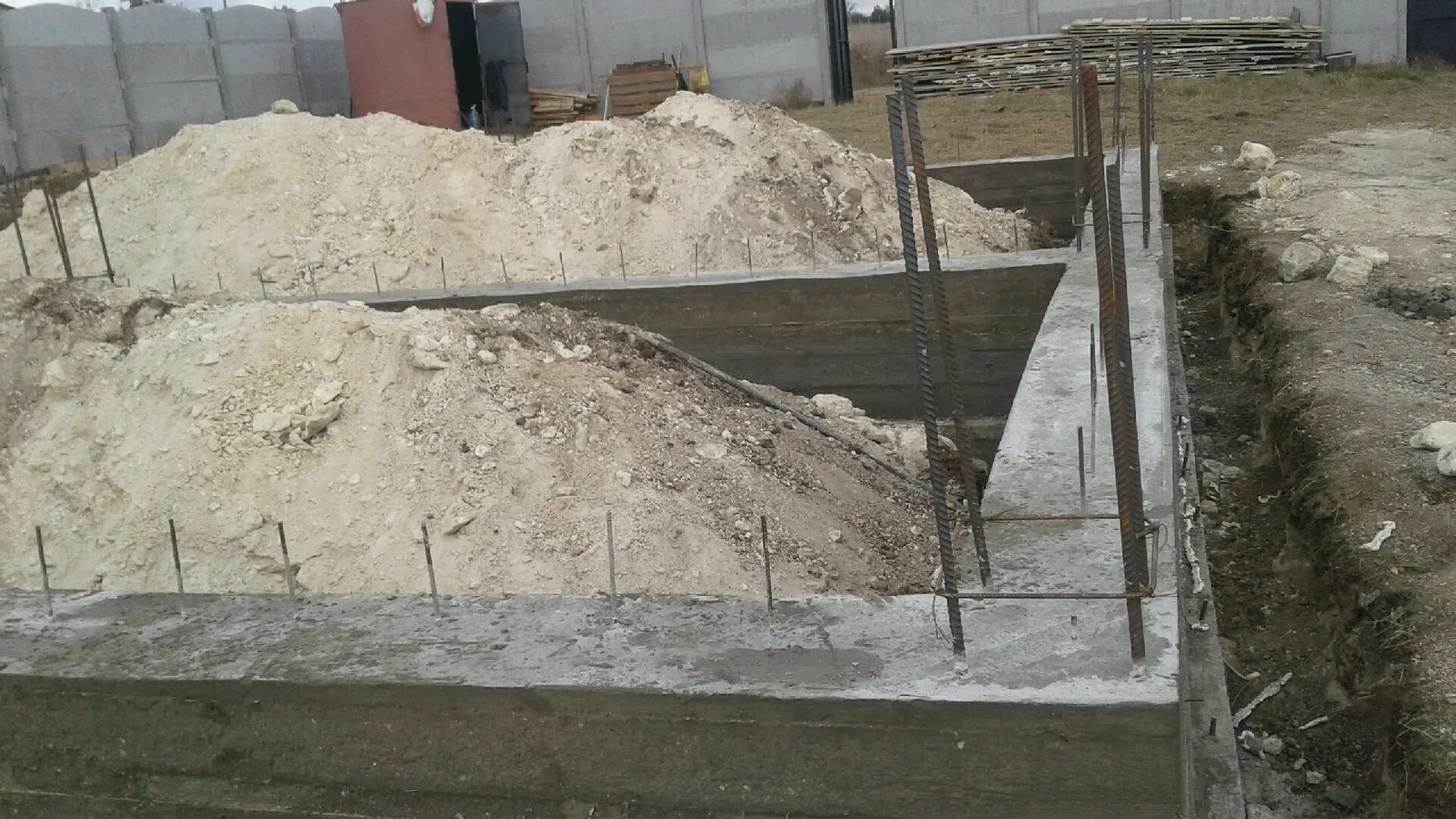 Фундамент в два этапа. Заливка ленточного фундамента в два этапа. заливаем фундамент в два этапа. заливка фундамента частями. можно ли заливать фундамент в два этапа.