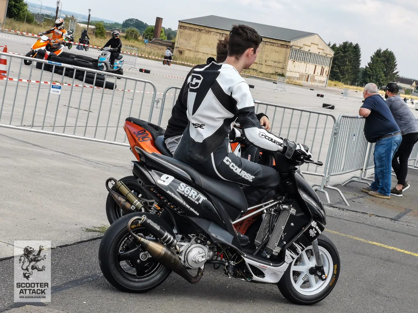 Yamaha aerox mk2. Скутер e-moto. Aprilia sr 50. Выставка скутер атак. Скутер honling ataka.