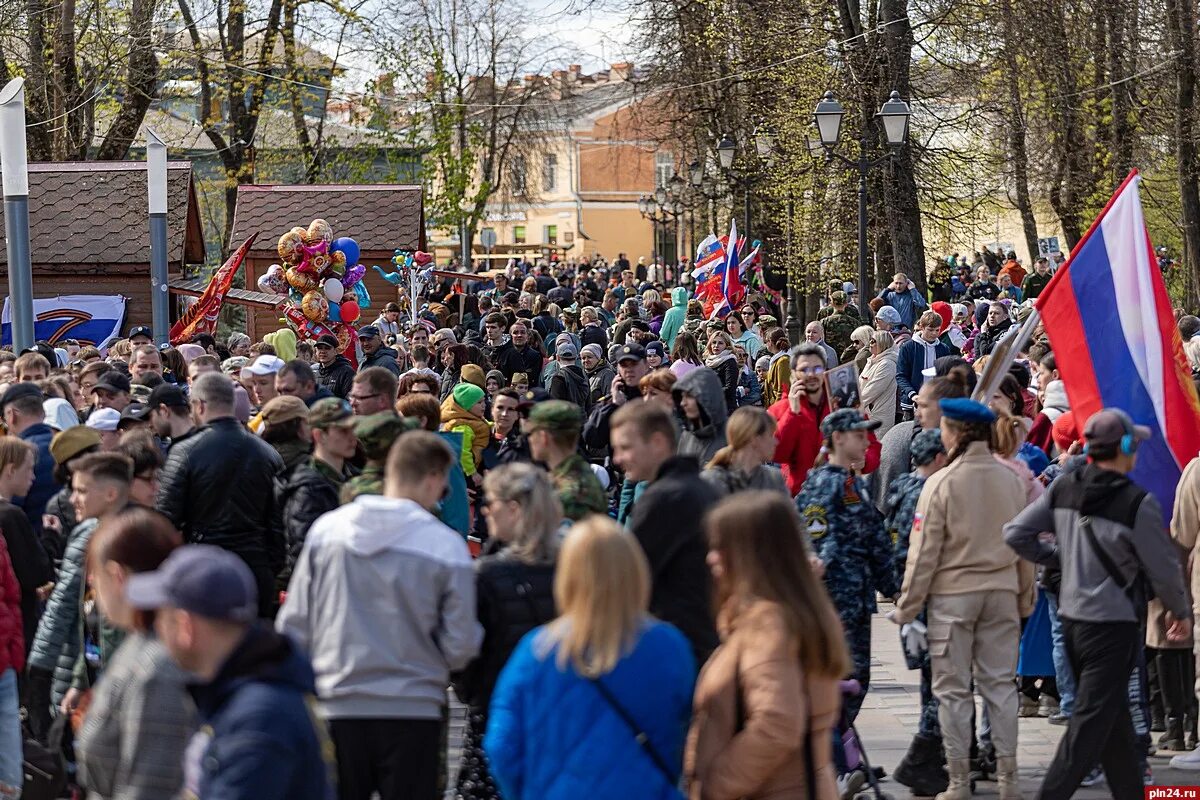 Отмена массовых мероприятий в москве сейчас. 9 Мая фото. Шествие. Праздничное шествие 9 мая. Бессмертный полк шествие.