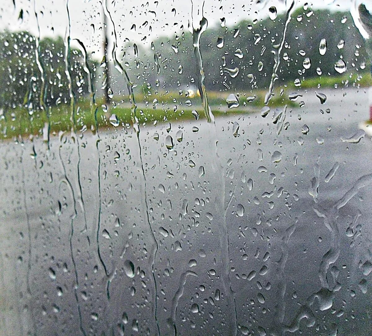 Дождливые картинки. Дождь. Капли на стекле. Капли дождя на окне. Изображение дождя.