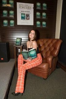 Bailee Madison - Signs copies of her new book 'Losing Brave' at B...