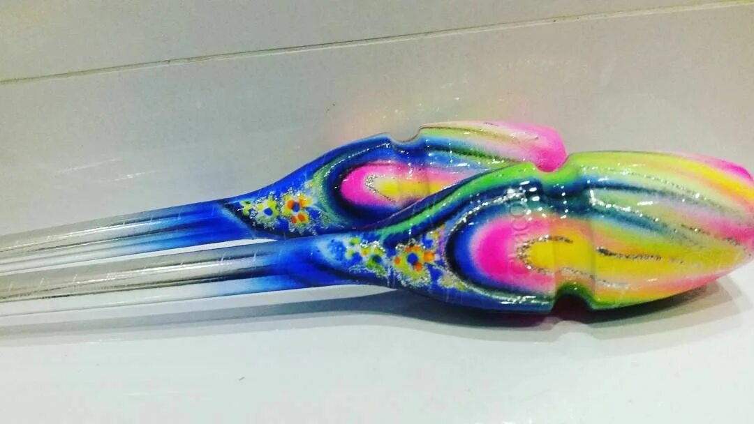 аэрография гимнастика. обмотка булав для художественной гимнастики. булавы аэрография красные с золотом. аэрография на обруче для художественной. роспись булав для художественной гимнастики.