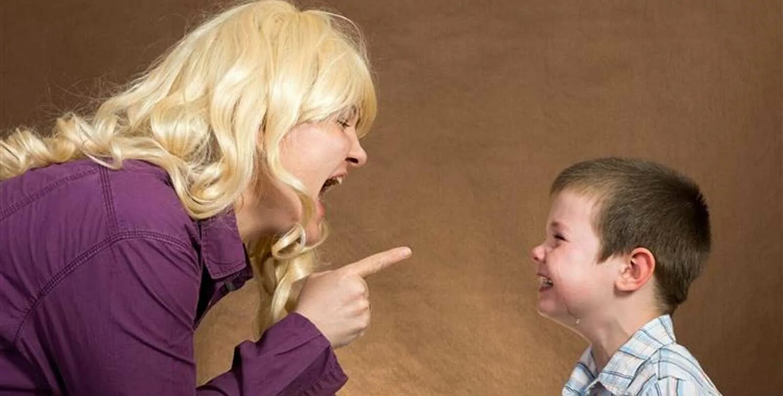 Плохие отношения в семье. Мама ругает сына. Психологическое насилие в семье. Мама ругает ребенка на улице. Насилие в семье над детьми.