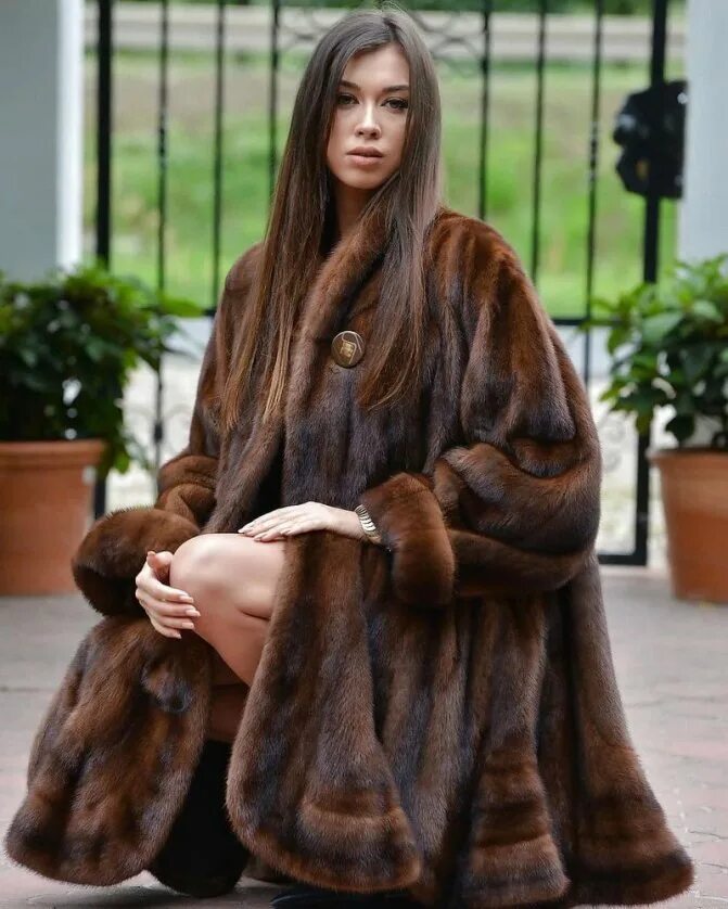 Модные шубы в 2025 2025 году какие. Полушубок saga furs royal mink. шуба норковая saga furs tomantini. шубы saga furs 2025 2025. сага фурс шуба норка минк.
