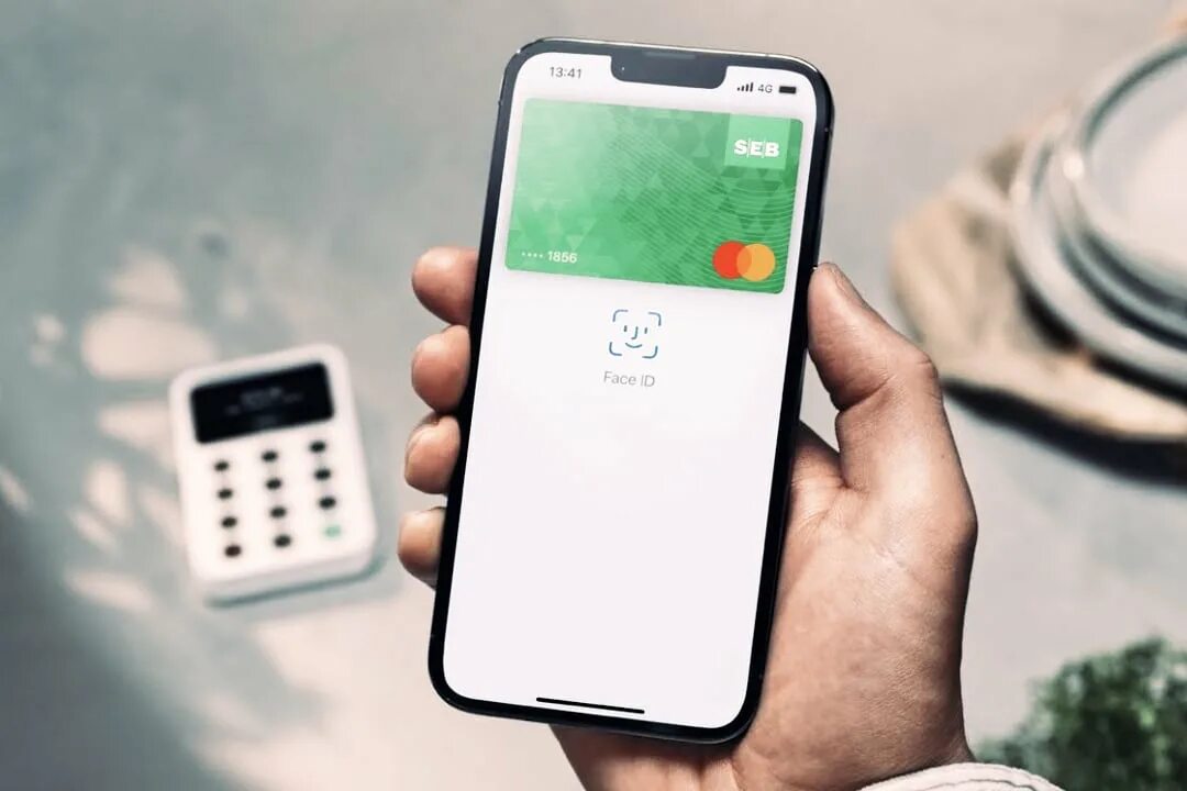 Оплата смартфоном. Оплата айфоном. Apple pay screen visa card. Nfc. Бесконтактные платежи.