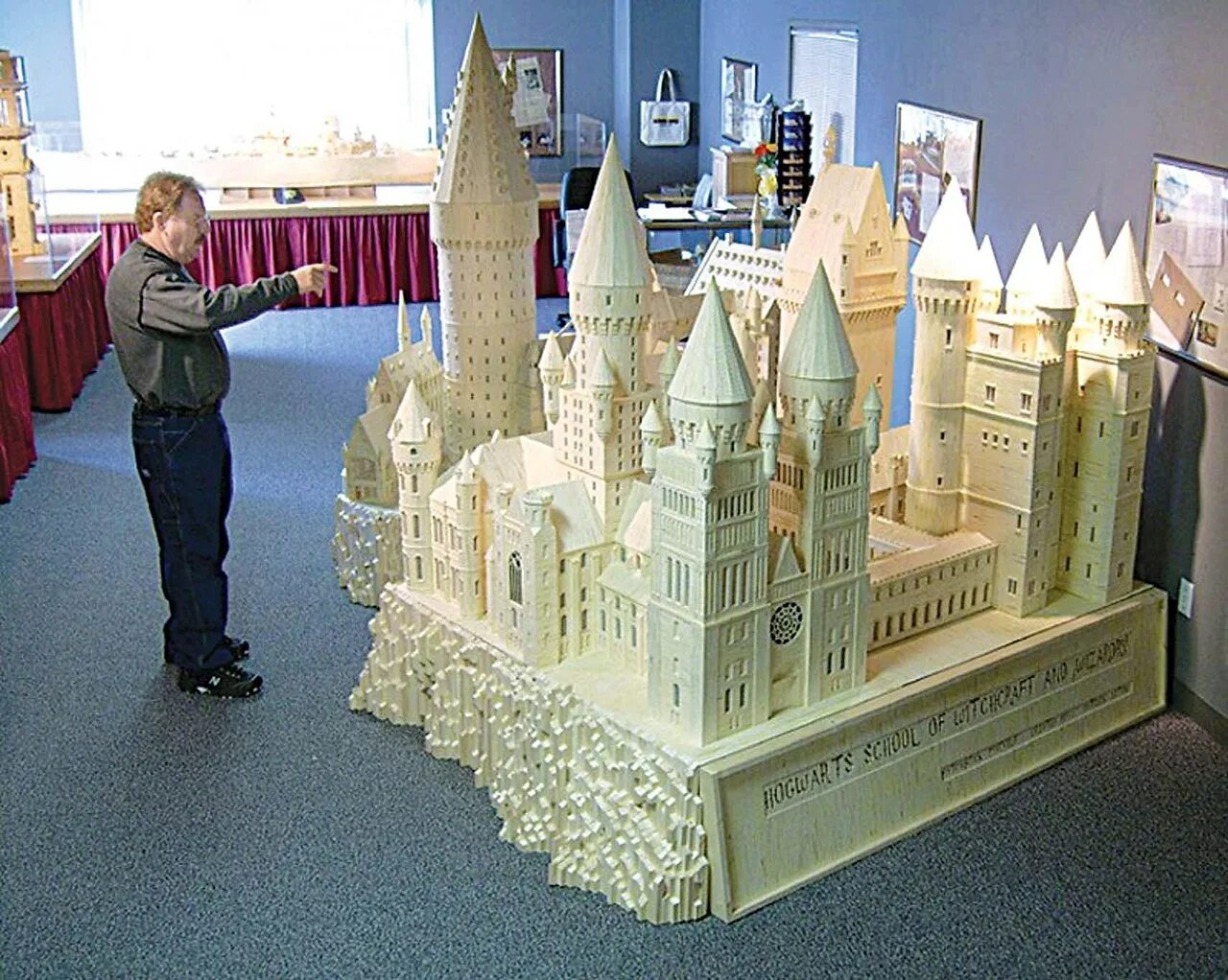 Строения из спичек. Дворец из спичек. Дом из спичек. Нотр-дам-де-пари собор из спичек. Храм из спичек.