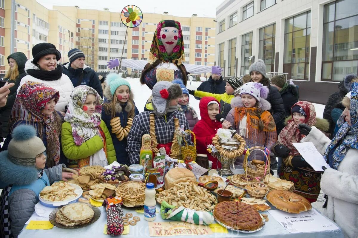 Масленица в школе новости. Проводы Масленицы. Масленица в школе. Праздник Масленица в школе. Стол на Масленицу в школе.