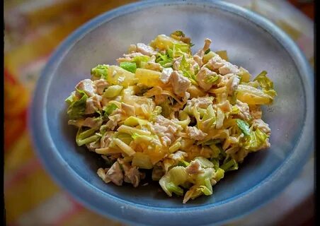Салат курица с яблоком и сыром