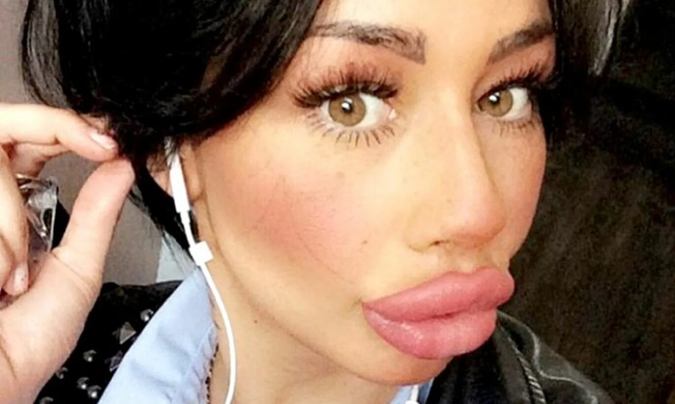 Девушка надула щеки. Фото девушка надула губы. Булка бантик. Блондинка. Девушка надула губки.