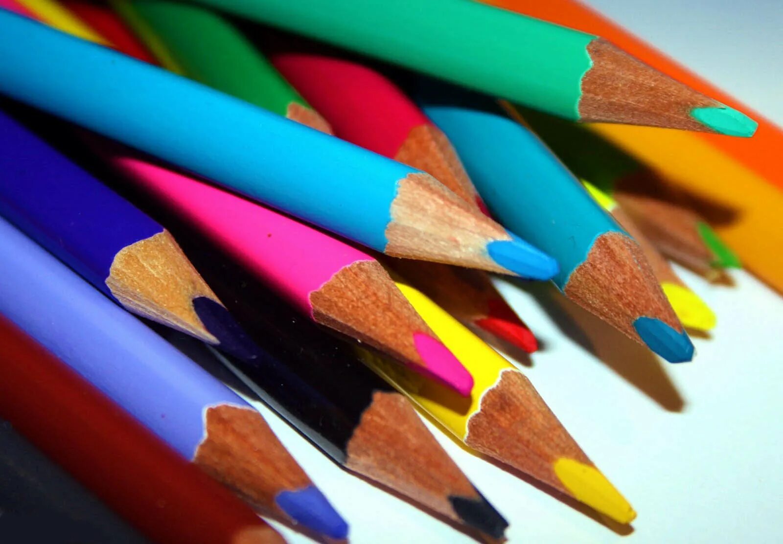 Радужные мелки для бумаги. Две карандаши науки. Картинки на обои 2021 радужные. Color Pencil nice photo. Our colorful