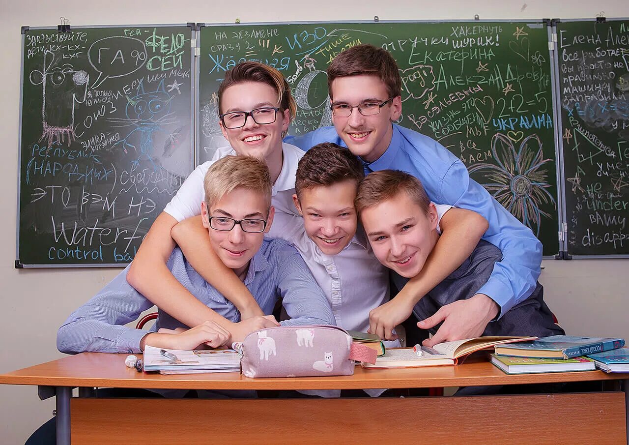 Выпускной класс фотосессия. Фотосессия в классе. Фотосессия первоклассника. Фотосессия школьников. Фотосессия 1 сентября идеи.