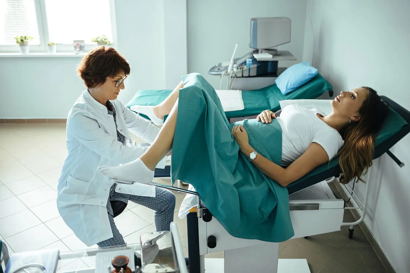 Есть ли гинеколог. Женщина на гинекологическом кресле. Женщина на гинекологическом столе. Гинекологическое обследование. Гинекологический осмотр.