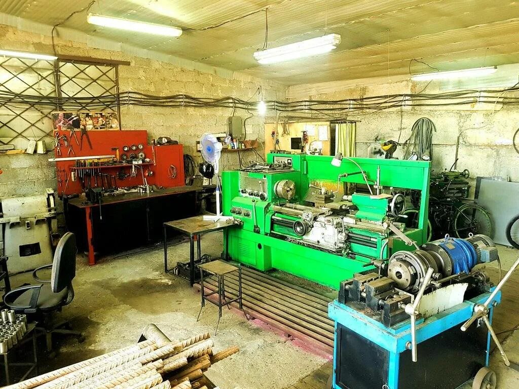 Мастерская с токарным станком. Токарный станок для передвижной мастерской. Токарные цеха. Мастерская с токарным станком. Токарная мастерская.