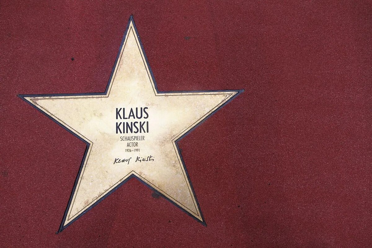 Ждем первое звезды. Ханс Циммер звезда на аллее славы. Главный день звезда. Звезда Ханса Циммера. Hans Zimmer лого.