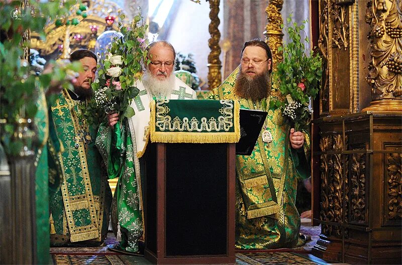 зеленое облачение священника. праздник святой троицы служба. облаченрч священников на троицк. священник троица. молитвы на праздник троицы коленопреклоненные.