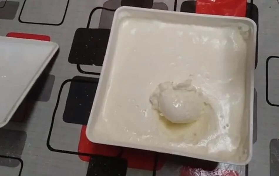 Упаковка мороженого вздулась в морозилке. Сливки в морозилке. Сливки в морозилке. Форма для льда в морозилку. Сливки в морозилке.
