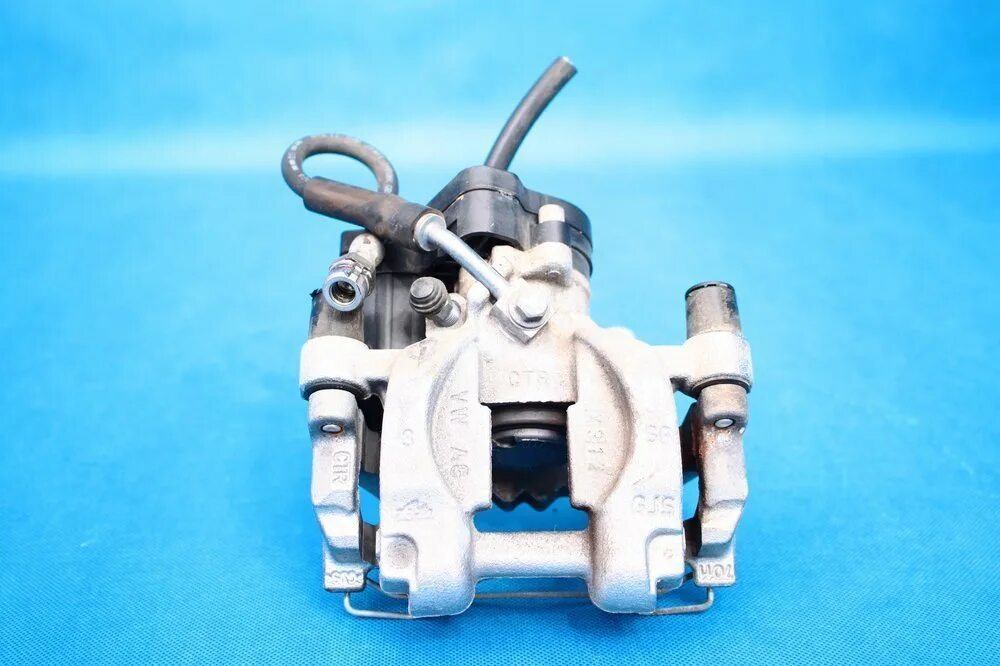 Volkswagen tiguan ii ad1 задний суппорт. Суппорта vw tiguan. Задний тормозной суппорт тигуан. Задний суппорт тигуан. Тигуан задний правый суппорт жлкетро.