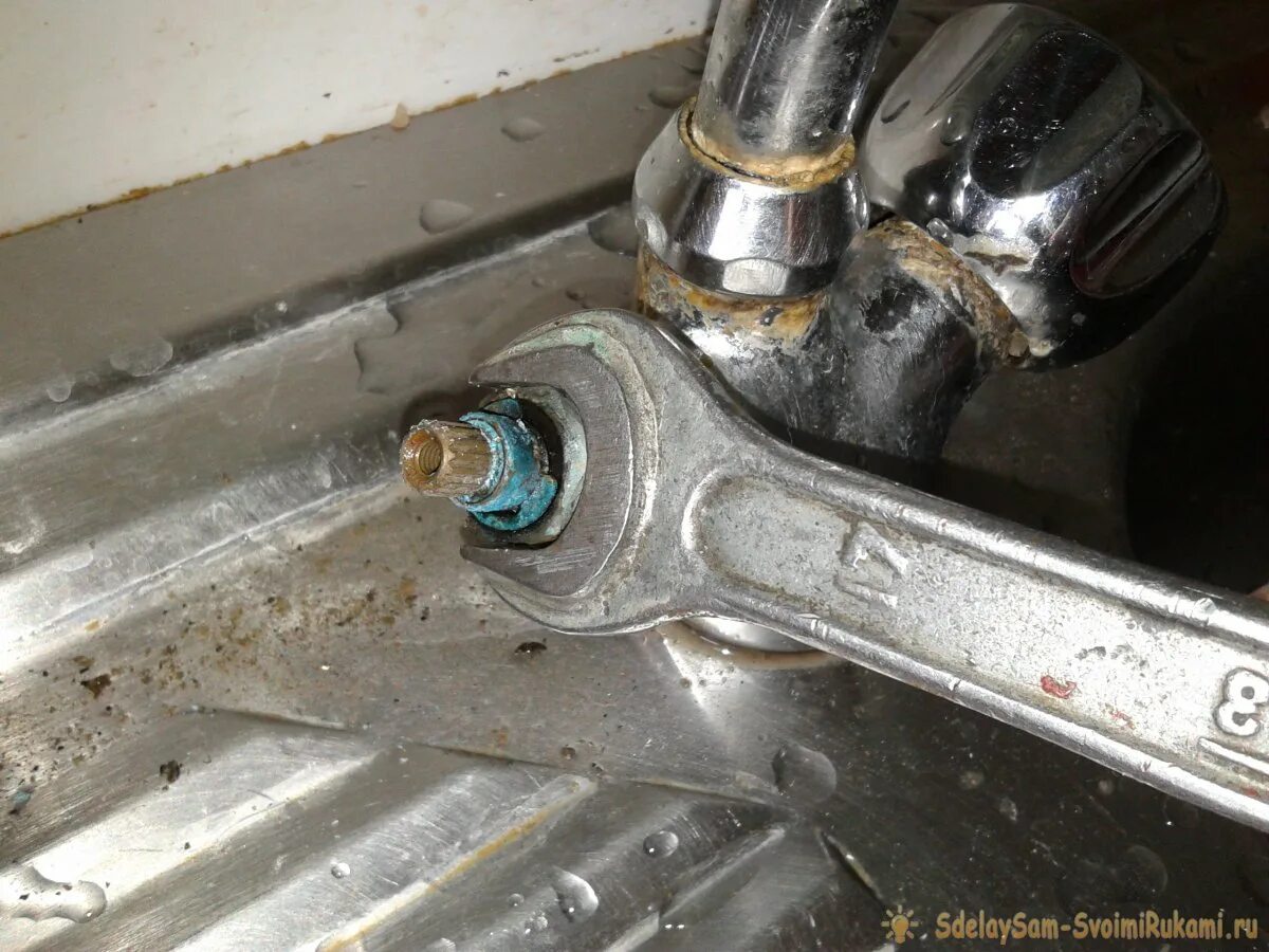 Кран букса питьевой кран диаметр ключа. Открутить кран буксу смесителя. Спецключ для демонтажа кран буксы. Ключ для смесителя в ванной.