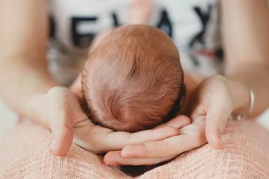 Родничок фото. Родничок у новорожденных. Темечко у новорожденного.