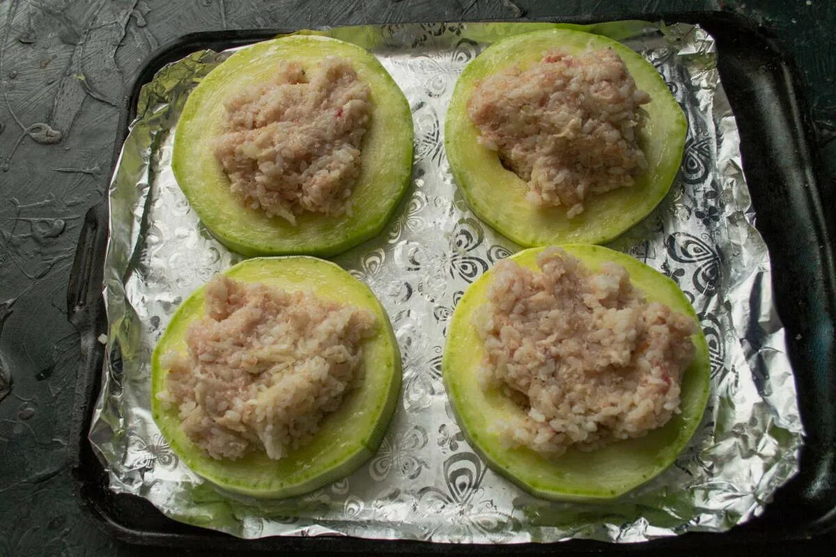 Кабачки кольцами с фаршем. Кабачки кольцами с фаршем. Фаршированные цукини с фаршем. Кабачки запеченные в духовке с фаршем. Кабачки кольцами с фаршем.