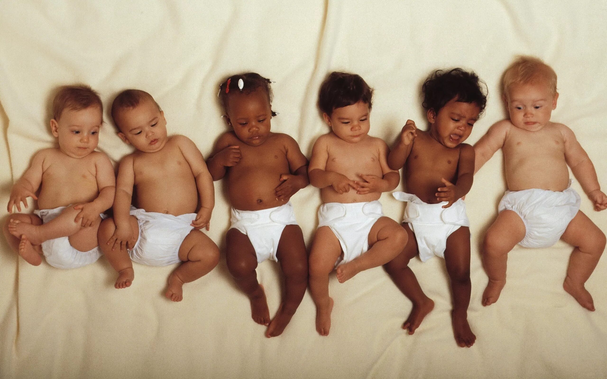 Почему малыш много. Младенцы разных рас. Дети разных рас. Цвет кожи у людей разных рас. Дети с разным цветом кожи.