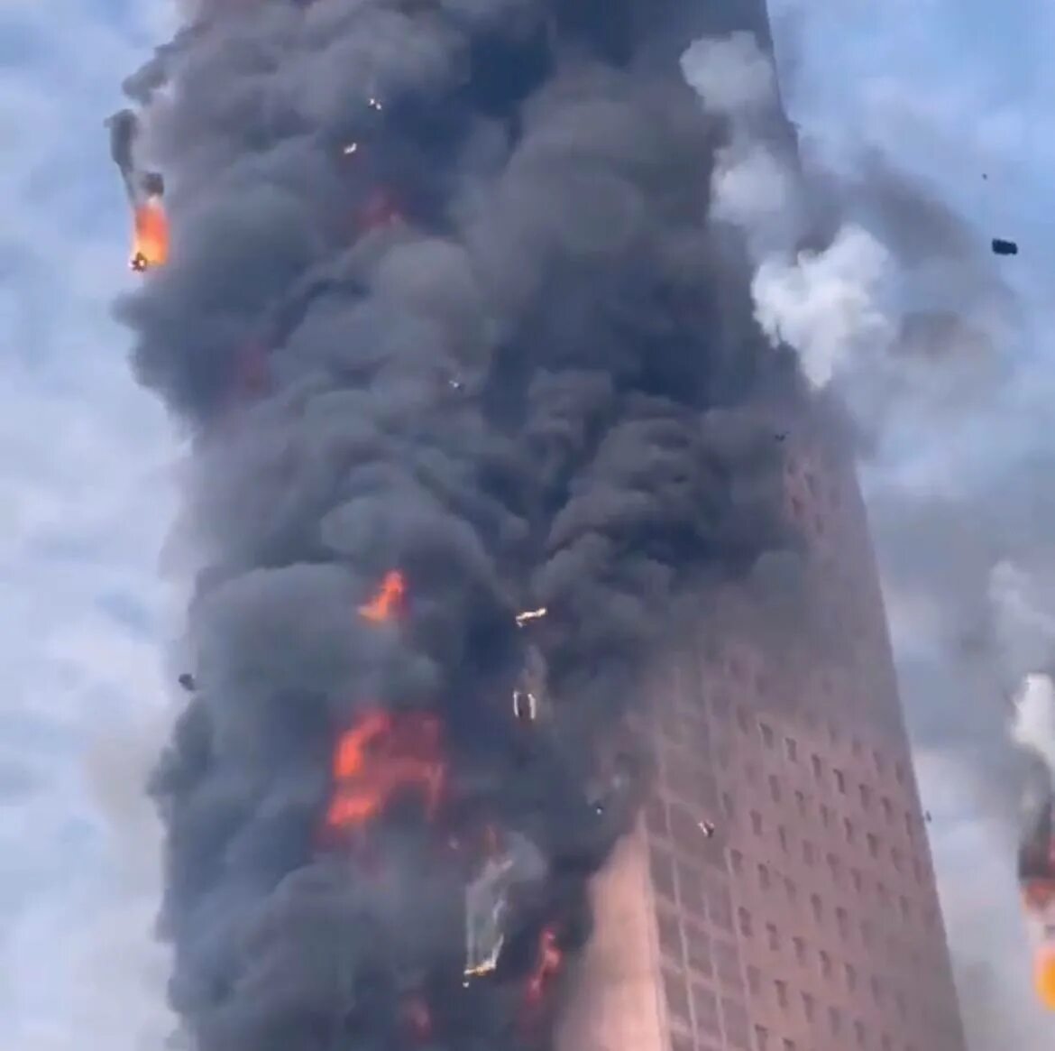 Горит небоскреб. Пожар небоскреба в Китае. Сгорел небоскреб. В Китае горит небоскреб. Пожар в небоскребе.