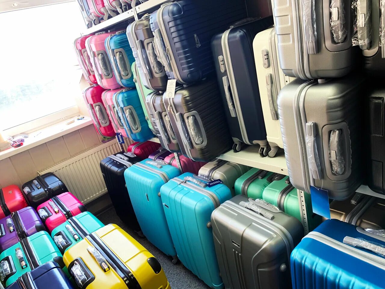 отдел с чемоданами. сумки и чемоданы спб. самсонайт европолис. чемодан самсонайт s размер. магазин чемоданов в спб.