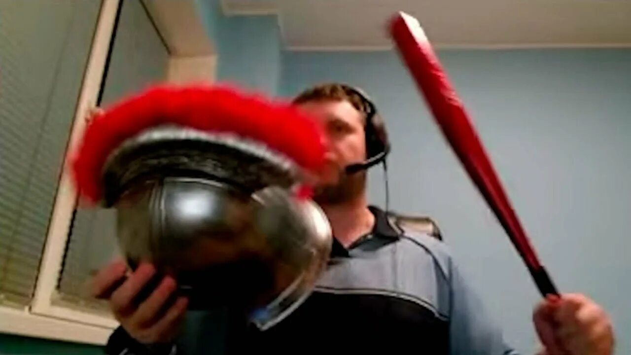 Бьют по каске. Проклятый шлем. папич в шлеме. коктейль в каске с битой. папич с камерой.