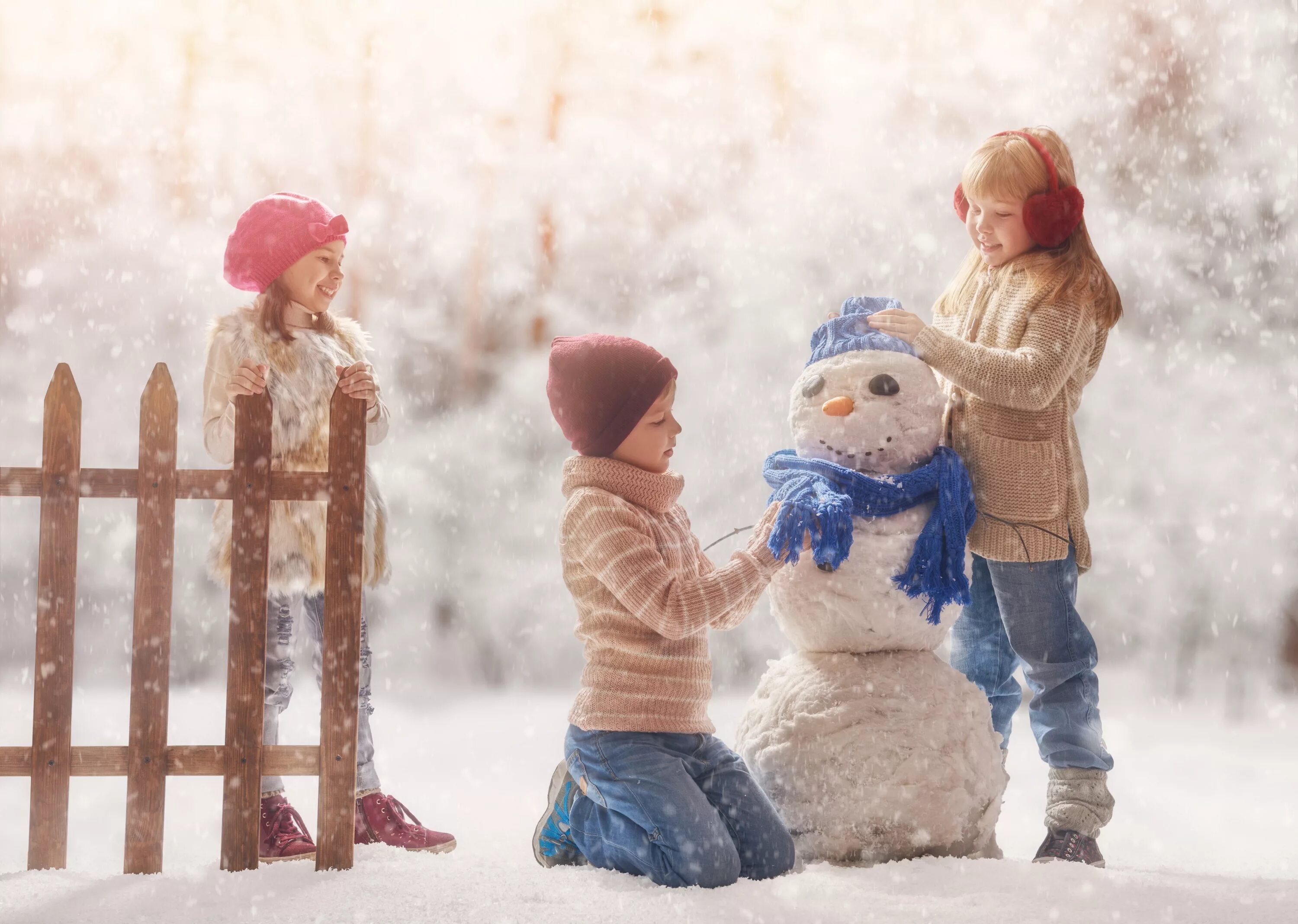 Лепить снеговика зимой. Дети лепят снеговика. Зима для детей. Лепка Снеговик. Детская зимняя фотосессия.