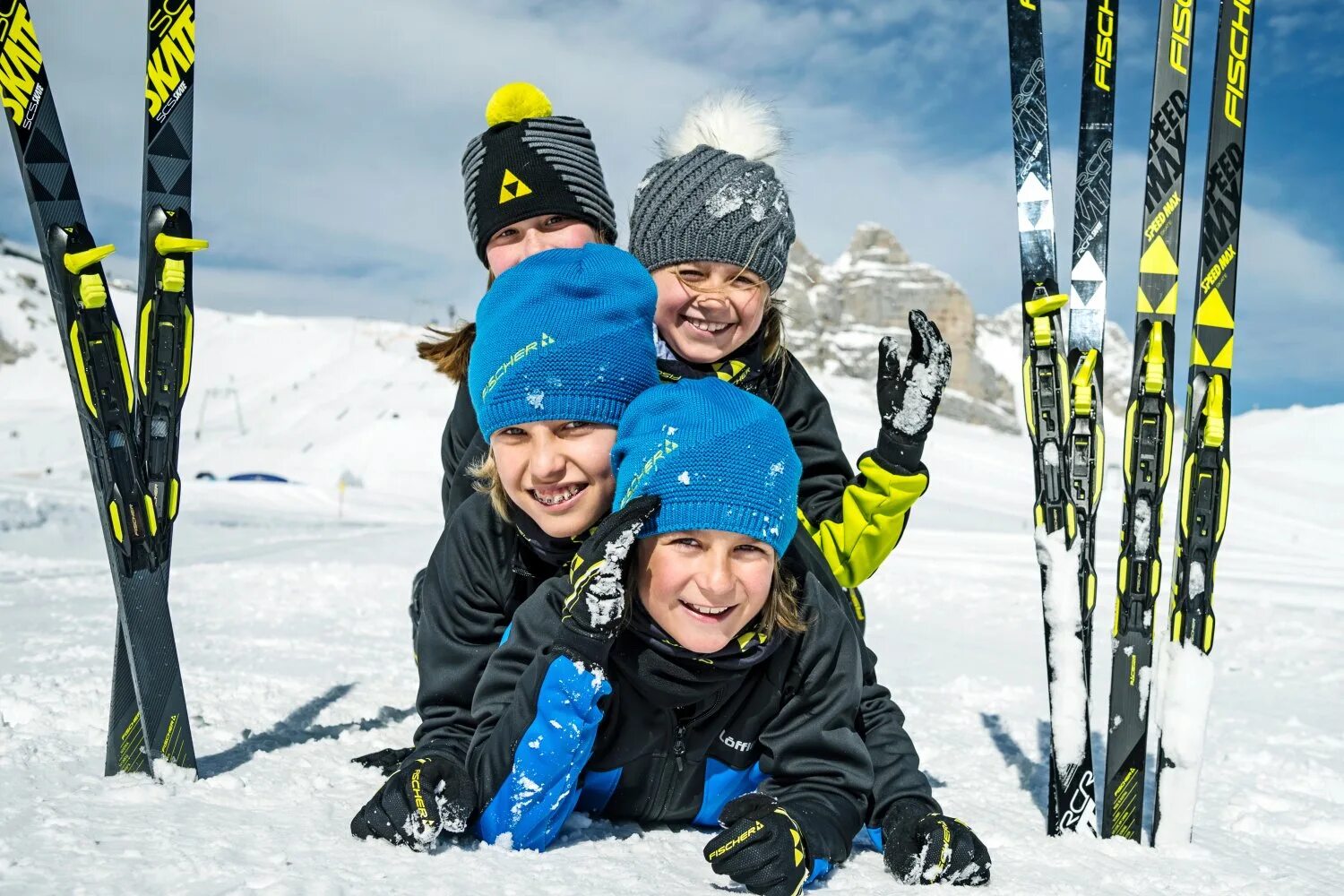 Лыжи. Лыжники дети. Лыжи спорт. Беговые лыжи. Семья лыжников
